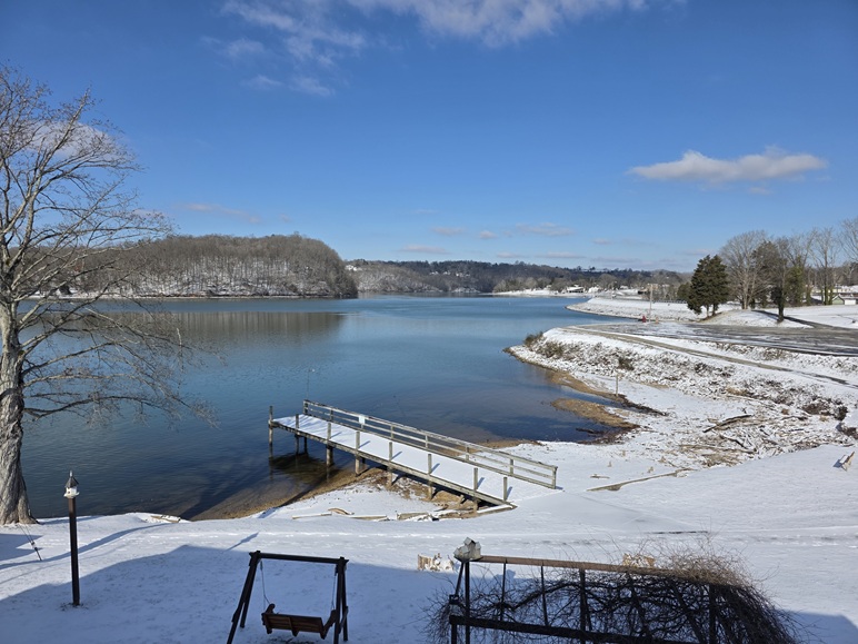 Blog Image 2-1-2026-101p-Amber-Nestor-REALTOR-and-Photographer-Kingston-Tennessee-Snowy-Lakefront jpg